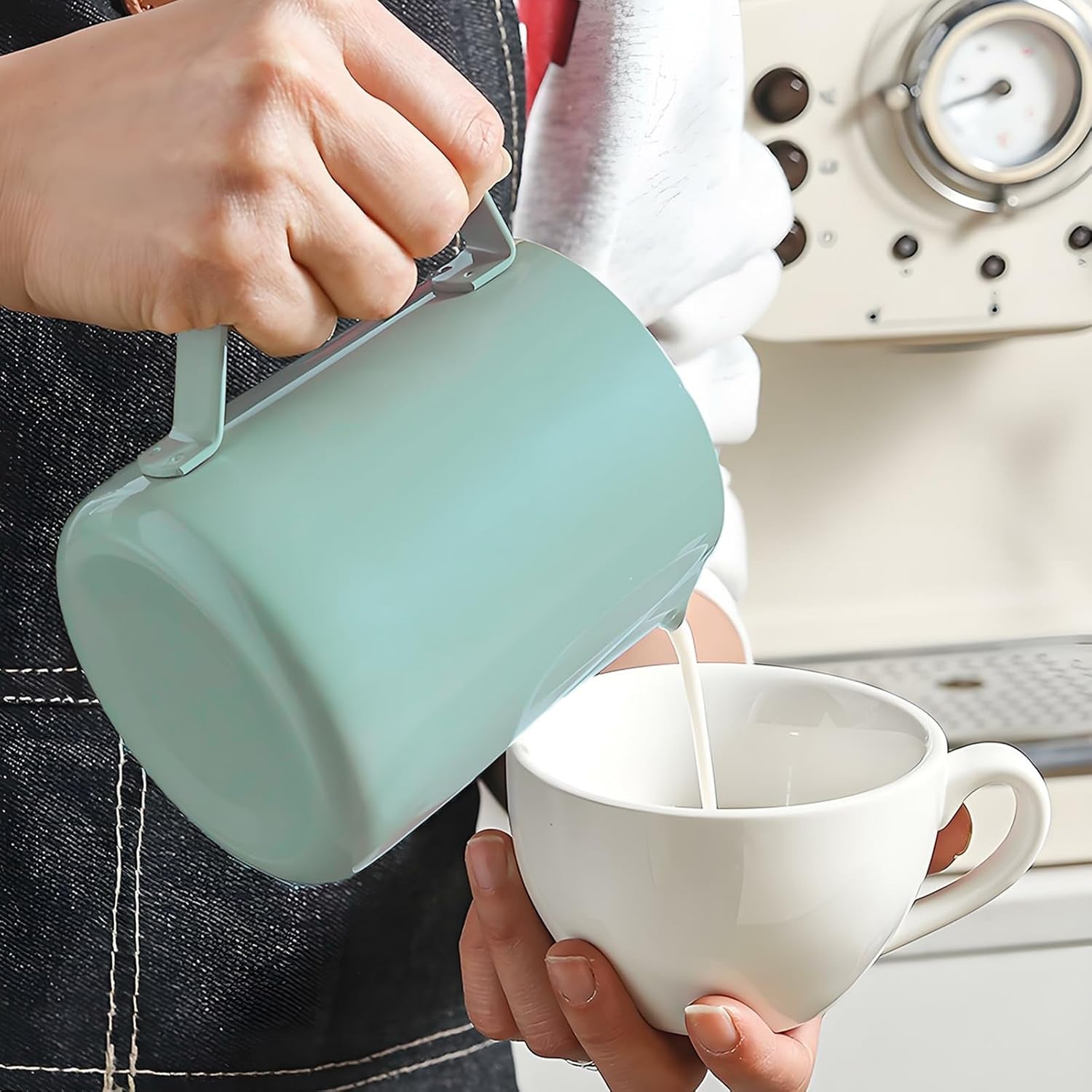 Jarra De Leche Acero Inoxidable, Jarra Leche Cafetera Barista Taza De Espumador Con Marca De Medición Y Lápiz Artístico Para De Café De Mano Y Latte Art Capuchino 350Ml (Verde)