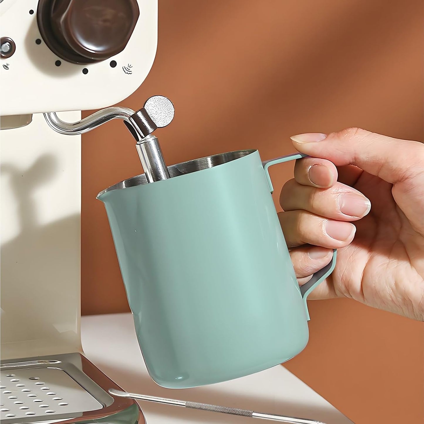 Jarra De Leche Acero Inoxidable, Jarra Leche Cafetera Barista Taza De Espumador Con Marca De Medición Y Lápiz Artístico Para De Café De Mano Y Latte Art Capuchino 350Ml (Verde)